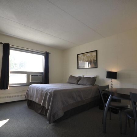Beaverlodge Motor Inn Екстер'єр фото