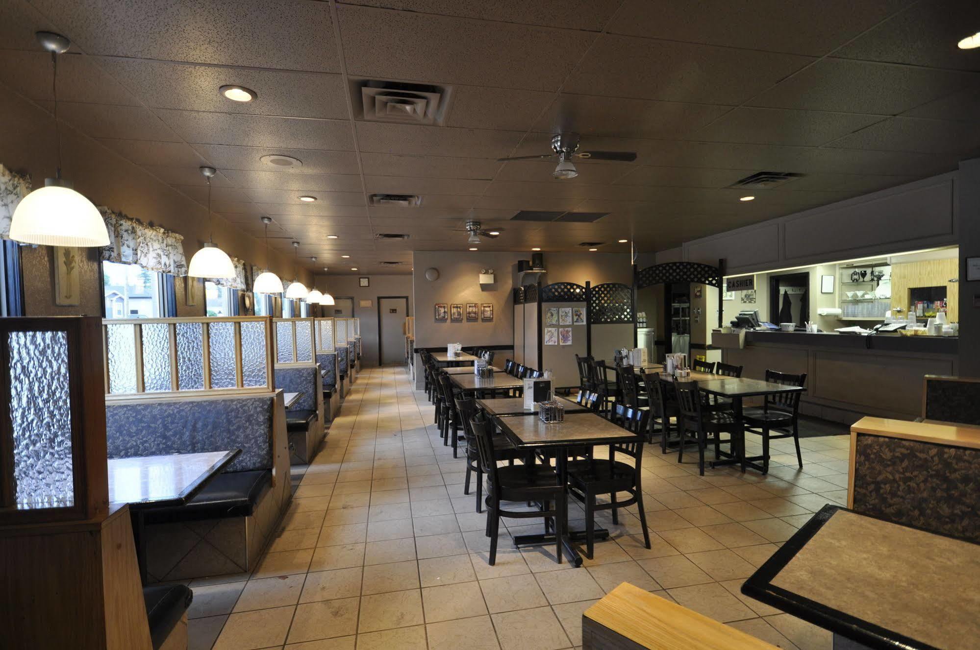 Beaverlodge Motor Inn Екстер'єр фото