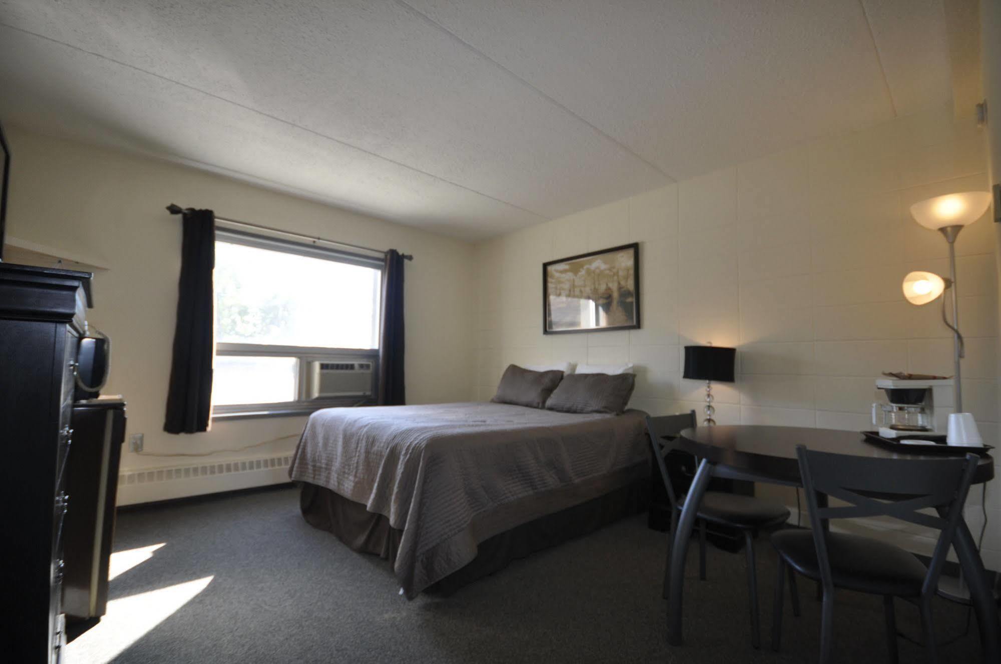 Beaverlodge Motor Inn Екстер'єр фото