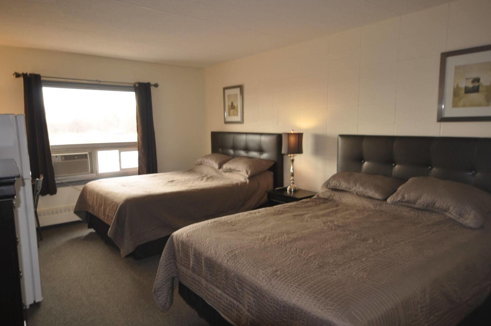 Beaverlodge Motor Inn Екстер'єр фото